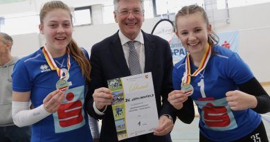 LH Peter Kaiser mit zwei siegreichen Volleyballerinnen des BG/BRG Lerchenfeld