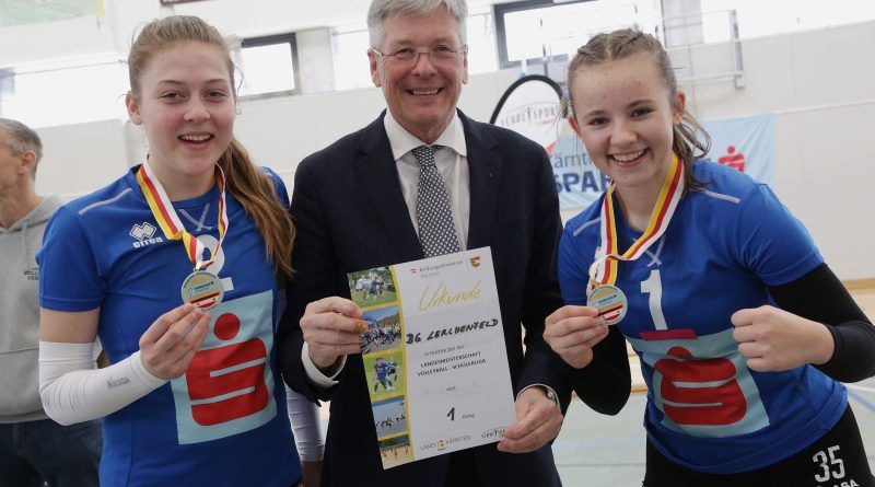 LH Peter Kaiser mit zwei siegreichen Volleyballerinnen des BG/BRG Lerchenfeld