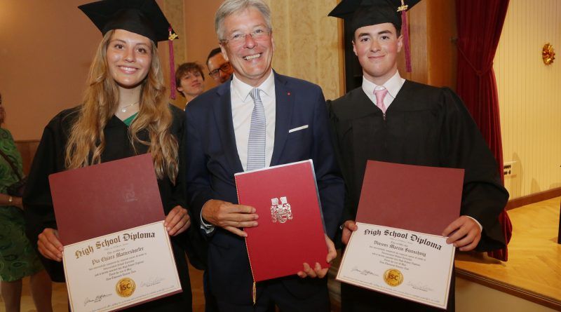 LH Peter Kaiser bei der "First Graduation Ceremony der International School Carinthia" im Konzerthaus Klagenfurt.