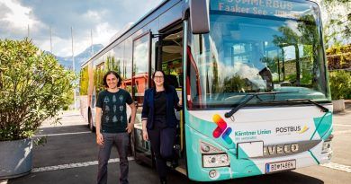 Vizebürgermeisterin Sarah Katholnig und Stadtrat Gerald Dobernig mit dem Sommerbus