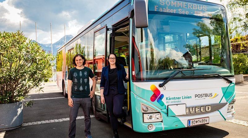 Vizebürgermeisterin Sarah Katholnig und Stadtrat Gerald Dobernig mit dem Sommerbus