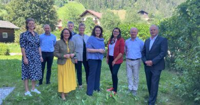 Sitzung des Nationalpark-Rates: Valerie Zacherl-Draxler (BMK), Direktor Wolfgang Urban (Nationalpark-Verwaltung Salzburg), Landesrätin Daniela Gutschi, Christian Holzer (BMK), Barbara Pucker, Landeshauptmann-Stellvertreterin Ingrid Felipe, Landesrätin Sara Schaar, Direktor Peter Rupitsch und Direktor Hermann Stotter (Nationalpark-Verwaltung Tirol; von links)