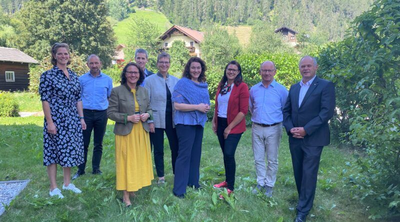 Sitzung des Nationalpark-Rates: Valerie Zacherl-Draxler (BMK), Direktor Wolfgang Urban (Nationalpark-Verwaltung Salzburg), Landesrätin Daniela Gutschi, Christian Holzer (BMK), Barbara Pucker, Landeshauptmann-Stellvertreterin Ingrid Felipe, Landesrätin Sara Schaar, Direktor Peter Rupitsch und Direktor Hermann Stotter (Nationalpark-Verwaltung Tirol; von links)