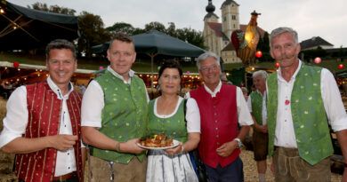 Gackern-Eröffnung: LR Daniel Fellner, Wirte-Sprecher Stefan Reichel, Bgm.(in) Maria Knauder, LH Peter Kaiser und Wech-GF Karl Feichtinger.