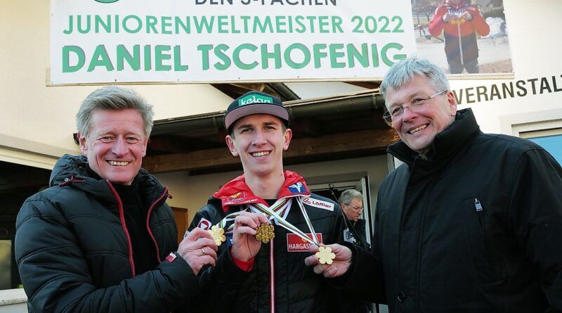 Daniel Tschofenig mit LH Peter Kaiser und Landessportdirektor Arno Arthofe