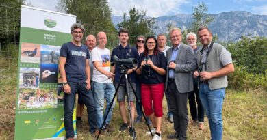 Eröffneten die Greifvogelwochen 2023: Naturpark-GF Robert Heuberger, Grundstücksbesitzer Karl Guliprein, Bird-Life-Kärnten-GF Andreas Kleewein, Philipp und Ines Rauscher (Bird Life Kärnten), Landesrätin Sara Schaar, Hohenthurns Vizebürgermeister Gerald Franzelin, Arnoldsteins Bürgermeister Reinhard Antolitsch, Karl Cernic und Bad Bleibergs Bürgermeister Christian Hecher (von links)