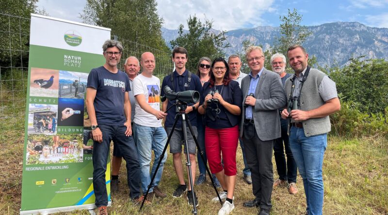 Eröffneten die Greifvogelwochen 2023: Naturpark-GF Robert Heuberger, Grundstücksbesitzer Karl Guliprein, Bird-Life-Kärnten-GF Andreas Kleewein, Philipp und Ines Rauscher (Bird Life Kärnten), Landesrätin Sara Schaar, Hohenthurns Vizebürgermeister Gerald Franzelin, Arnoldsteins Bürgermeister Reinhard Antolitsch, Karl Cernic und Bad Bleibergs Bürgermeister Christian Hecher (von links)