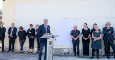 Am Bahnhof der Nostalgiebahnen Ferlach wurde eine Gedenktafel für elf im zweiten Weltkrieg deportierte Familien enthüllt.