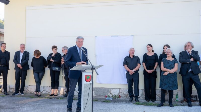 Am Bahnhof der Nostalgiebahnen Ferlach wurde eine Gedenktafel für elf im zweiten Weltkrieg deportierte Familien enthüllt.