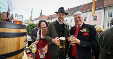 Heute, Samstag, wurde der 660. St. Veiter Wiesenmarkt mit dem traditionellen Festumzug feierlich eröffnet.