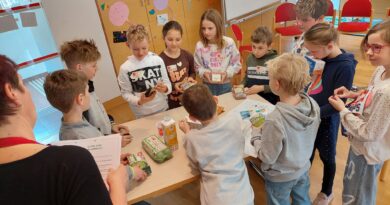 LK Kärnten Schulprojekt Seminarbäuerinnen Kinder mit Lebensmittelverpackungen