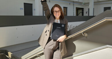 Celine Gunz ist die erste Absolventin des erst 2019 auf der Uni Klagenfurt eingeführten Masterstudiums Wirtschaftsrecht