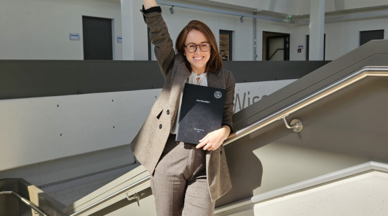 Celine Gunz ist die erste Absolventin des erst 2019 auf der Uni Klagenfurt eingeführten Masterstudiums Wirtschaftsrecht