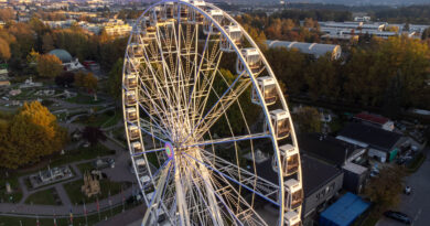 Am Sonntag, den 15. Oktober 2023, können Schulanfänger von 9:30 Uhr bis 10:30 Uhr eine gratis Runde auf dem Riesenrad beim Minimundus Parkplatz drehen.