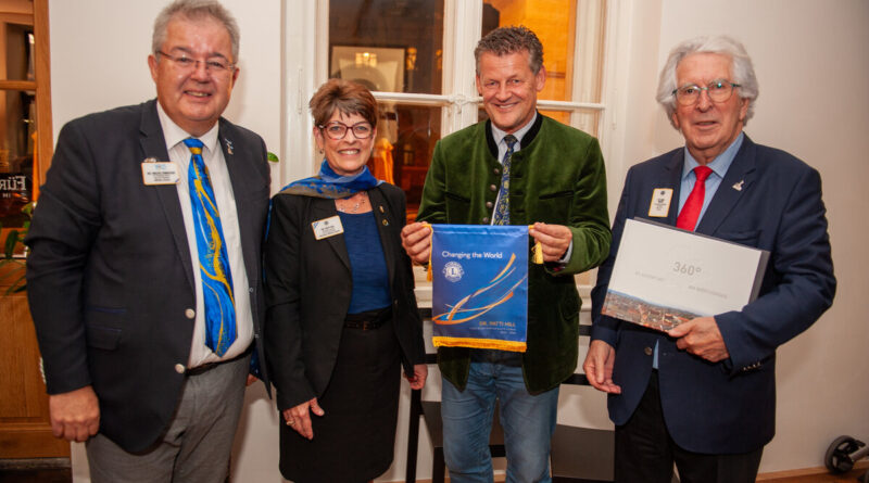 In Klagenfurt findet gerade das Europaforum des Lion's Club statt. Bürgermeister Scheider empfing gestern Abend die Gäste und bekam auch selbst eine Auszeichnung überreicht. 