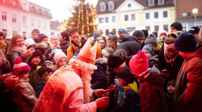 Als Vorbote auf den Völkermarkter Nikolomarkt wurde die Freyung am Rathaus angebracht. Am 3. und 4. Dezember können sich Groß und Klein auf viel Programm in der Völkermarkter Innenstadt freuen