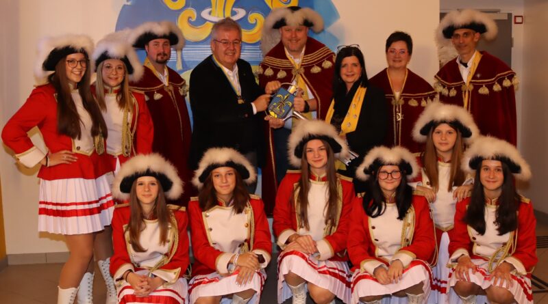 In Althofen wurde gestern um 11:11 Uhr der Fasching geweckt. Traditionellerweise hat die Faschingsgilde dafür das Rathaus gestürmt