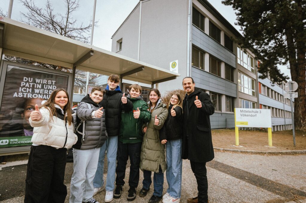 Neue Wartehäuschen an innerstädtischen Haltestellen verbessern Komfort und Sicherheit für Fahrgäste, besonders rund um Schulen