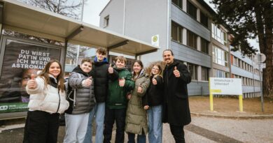 Neue Wartehäuschen an innerstädtischen Haltestellen verbessern Komfort und Sicherheit für Fahrgäste, besonders rund um Schulen