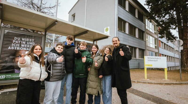 Neue Wartehäuschen an innerstädtischen Haltestellen verbessern Komfort und Sicherheit für Fahrgäste, besonders rund um Schulen