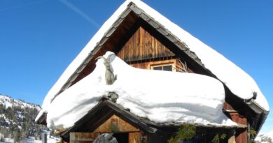 Tief verschneit präsentiert sich der Almgasthof auf ca. 1750 m Höhe. Der Steinbock über dem Eingang muss noch ausapern.