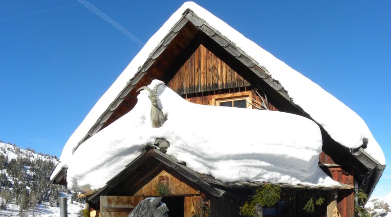 Tief verschneit präsentiert sich der Almgasthof auf ca. 1750 m Höhe. Der Steinbock über dem Eingang muss noch ausapern.