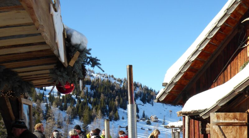 An sonnigen Tagen lässt es sich auf der Terrasse mit Blick aufs Kareck gut aushalten.