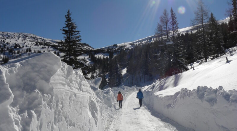 Noch ein Stück weiter hinein ins Gontal reicht der Katschberger Adventweg. Auf der freigeräumten Strecke begleiten meterhohe Schneewände die Wanderer