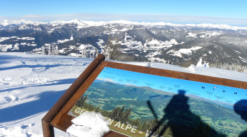 Für Orientierung im fernen Gipfelmeer sorgen Panoramatafeln.