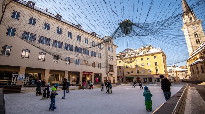 Wegen Auf- und Abbauarbeiten für den Faschingshöhepunkt am Samstag wird der Eislaufplatz am Villacher Rathausplatz für dieses Wochenende gesperrt