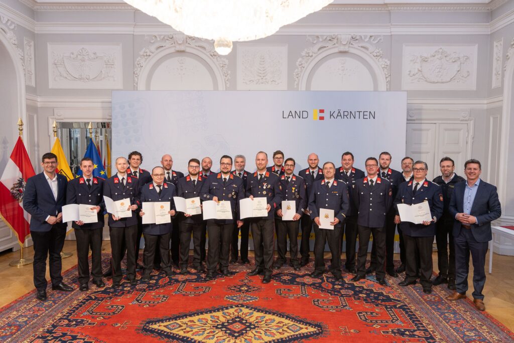 Viele Kärntner Feuerwehrleute wurden am Montag mit Katastropheneinsatzmedaillen in Silber und Bronze ausgezeichnet