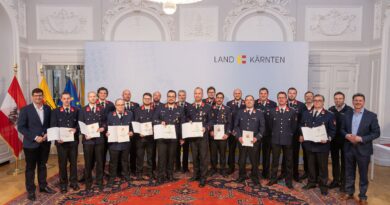 Viele Kärntner Feuerwehrleute wurden am Montag mit Katastropheneinsatzmedaillen in Silber und Bronze ausgezeichnet