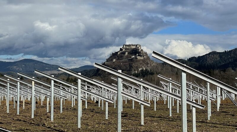 In Thalsdorf wird die österreichweit erste Agri-Photovoltaik Anlage für Bahnstrom errichtet