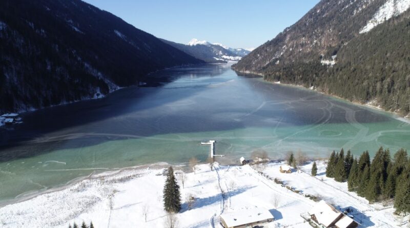 Ab morgen ist das Ostufer des Weissensees zum Eislaufen freigegeben. Neben dem malerisch schönen Weissensee hält die Kärntner Landschaft aber auch noch mehr Seen mit Eisschicht bereit