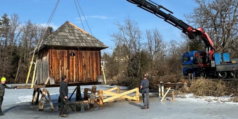 Das Mönchshausl in Moosburg drohte im Teich zu versinken - letzte Woche wurde dieses Szenario durch eine gründliche Sanierung verhindert