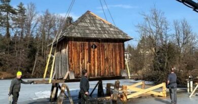 Das Mönchshausl in Moosburg drohte im Teich zu versinken - letzte Woche wurde dieses Szenario durch eine gründliche Sanierung verhindert