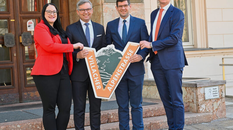 Vizebürgermeisterin Sarah Katholnig (Naturparkreferentin Stadt Villach), Bundesminister Dr. Magnus Brunner (Bundesministerium für Finanzen), Landeshauptmann-Stv. Martin Gruber (Beteiligungsreferent Land Kärnten) und Dr. Johannes Hörl (Geschäftsführer Villacher Alpenstraßen GmbH)