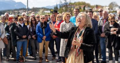 Am Ostermontag, 1. April, laden Bürgermeister Günther Albel, Tourismusreferent Christian Pober und Gerhard Stroitz als Tourismusverbands-Vorsitzender zum traditionellen Singen beim Marterl am Faaker See ein.