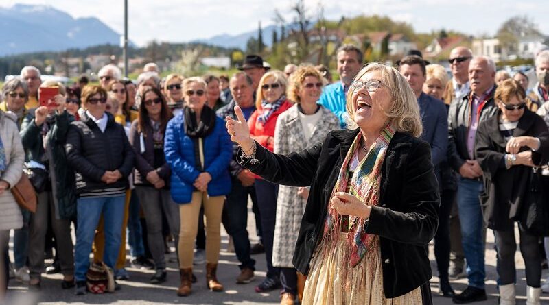 Am Ostermontag, 1. April, laden Bürgermeister Günther Albel, Tourismusreferent Christian Pober und Gerhard Stroitz als Tourismusverbands-Vorsitzender zum traditionellen Singen beim Marterl am Faaker See ein.