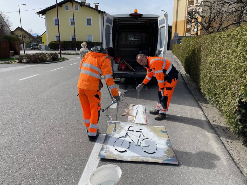 In Wolfsberg wurden diese Woche neue Mehrzweckstreifen für Radfahrer markiert