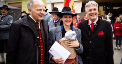 Mit Umzug und Bieranstich wurde heute der 158. Josefimarkt feierlich eröffnet