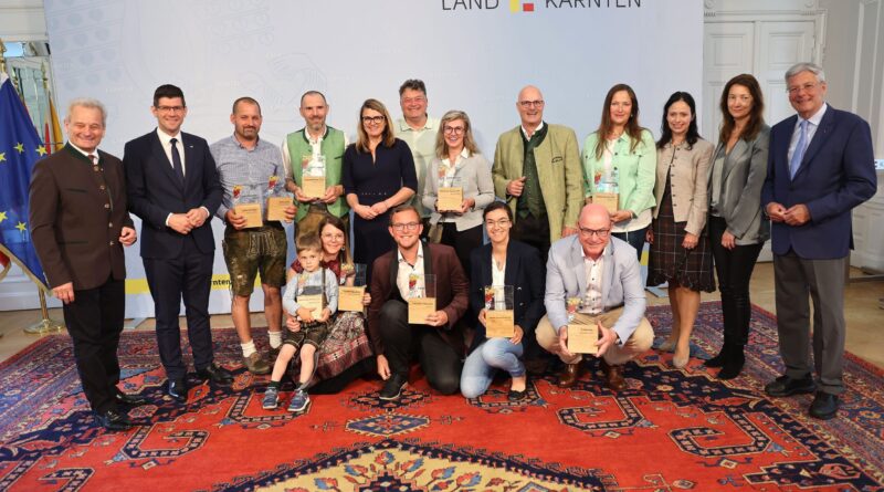 Prämierung Landes-Weinbau-Sieger. Hinten von links: Horst Wild, LHStv. Martin Gruber, Christoph Maltschnig, Juergen und Petra Strutz,Gerhard Koeck, Romana Candussi, Gerfried Pink, Christiane Koeck, Astrid Brunner, , Martina Rattinger, Landeshauptmann Peter Kaiser,. Vorne von links: Matthias und Christina Maltschnig, Nikolaus Truppe, Laura Moser, Robert Mack. Klagenfurt, am 22.5.2024