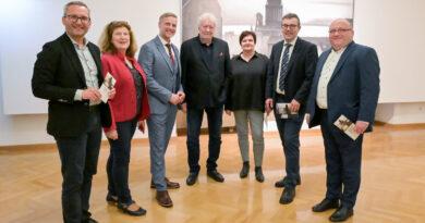 Der Künstler Eduard Angeli (Mitte) bei der Ausstellungseröffnung mit Kulturreferent Stadtrat Mag. Franz Petritz, Gemeinderätin Gabriela Holzer, Gemeinderat Michael Gussnig und Gemeinderat Mag. Manfred Jantscher, Kulturabteilungsleiter Mag. Alexander Gerdanovits und Stadtgalerie-Leiterin Mag. Beatrix Obernosterer.