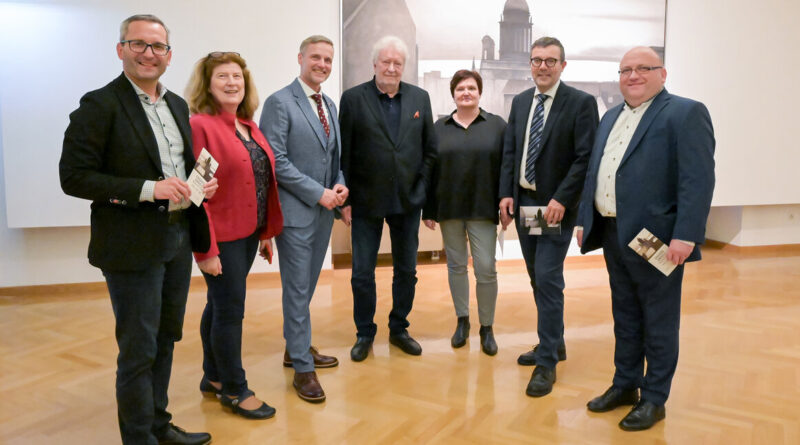 Der Künstler Eduard Angeli (Mitte) bei der Ausstellungseröffnung mit Kulturreferent Stadtrat Mag. Franz Petritz, Gemeinderätin Gabriela Holzer, Gemeinderat Michael Gussnig und Gemeinderat Mag. Manfred Jantscher, Kulturabteilungsleiter Mag. Alexander Gerdanovits und Stadtgalerie-Leiterin Mag. Beatrix Obernosterer.