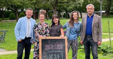 Bloom. Gemeinschaft für Nachhaltigkeit, Genuss und Transformation: Bürgermeister Christian Scheider und Stadtrat Max Habenicht beim Parkfest.