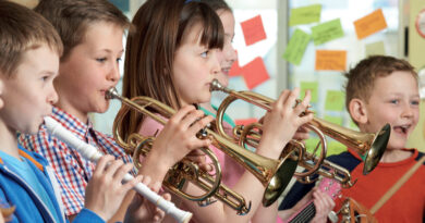 Die Kinder der Volksschule Ost haben künftig in der sogenannten „Bläserklasse“ die Möglichkeit, kostengünstig ein Instrument zu erlernen