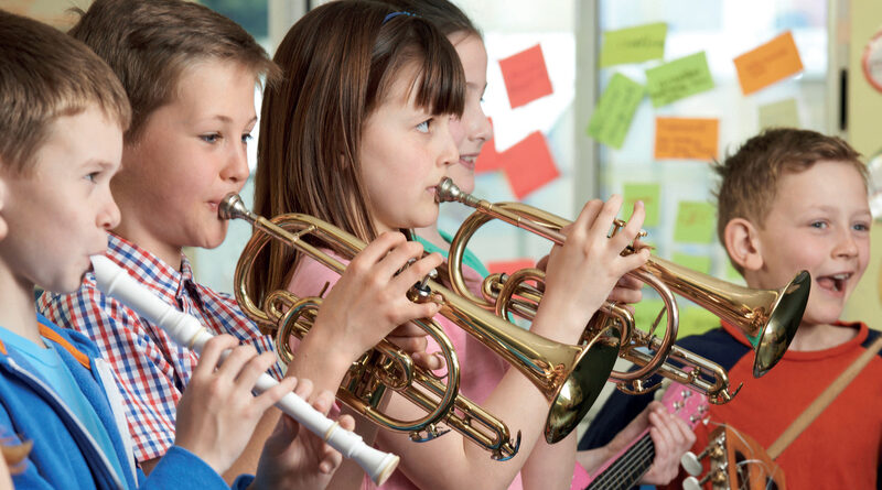 Die Kinder der Volksschule Ost haben künftig in der sogenannten „Bläserklasse“ die Möglichkeit, kostengünstig ein Instrument zu erlernen