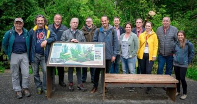 Schautafeln für das Projekt "Naturwunder Warmbach": vorne Mitte Baureferent Stadtrat Harald Sobe und Natur- und Umweltschutzreferent Stadtrat Sascha Jabali Adeh