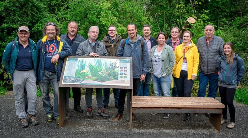 Schautafeln für das Projekt "Naturwunder Warmbach": vorne Mitte Baureferent Stadtrat Harald Sobe und Natur- und Umweltschutzreferent Stadtrat Sascha Jabali Adeh