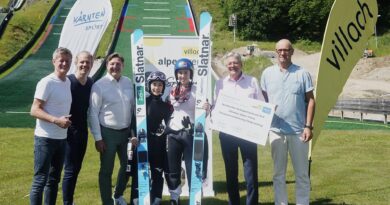 Skisprunganlage der Villacher Alpenarena wird saniert. Arno Arthofer, Andreas Sucher, BM Günther Albel, LH Peter Kaiser, GF Franz Smoliner mit zwei Skispringerinnen